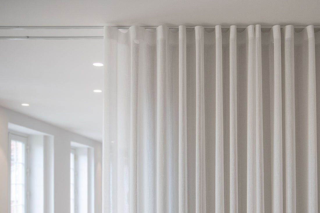 Hvid 520 gardinskinne med hvidt let wave gardin