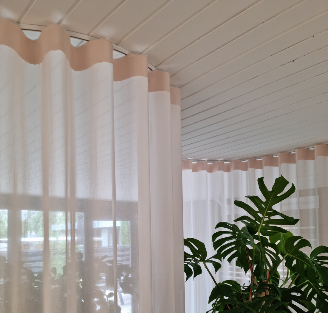 Buet gardinstang som rumdeler med wavegardiner