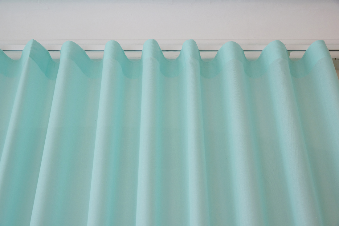 Lyseblå lounge / wave gardiner på hvid 2001 gardinskinne