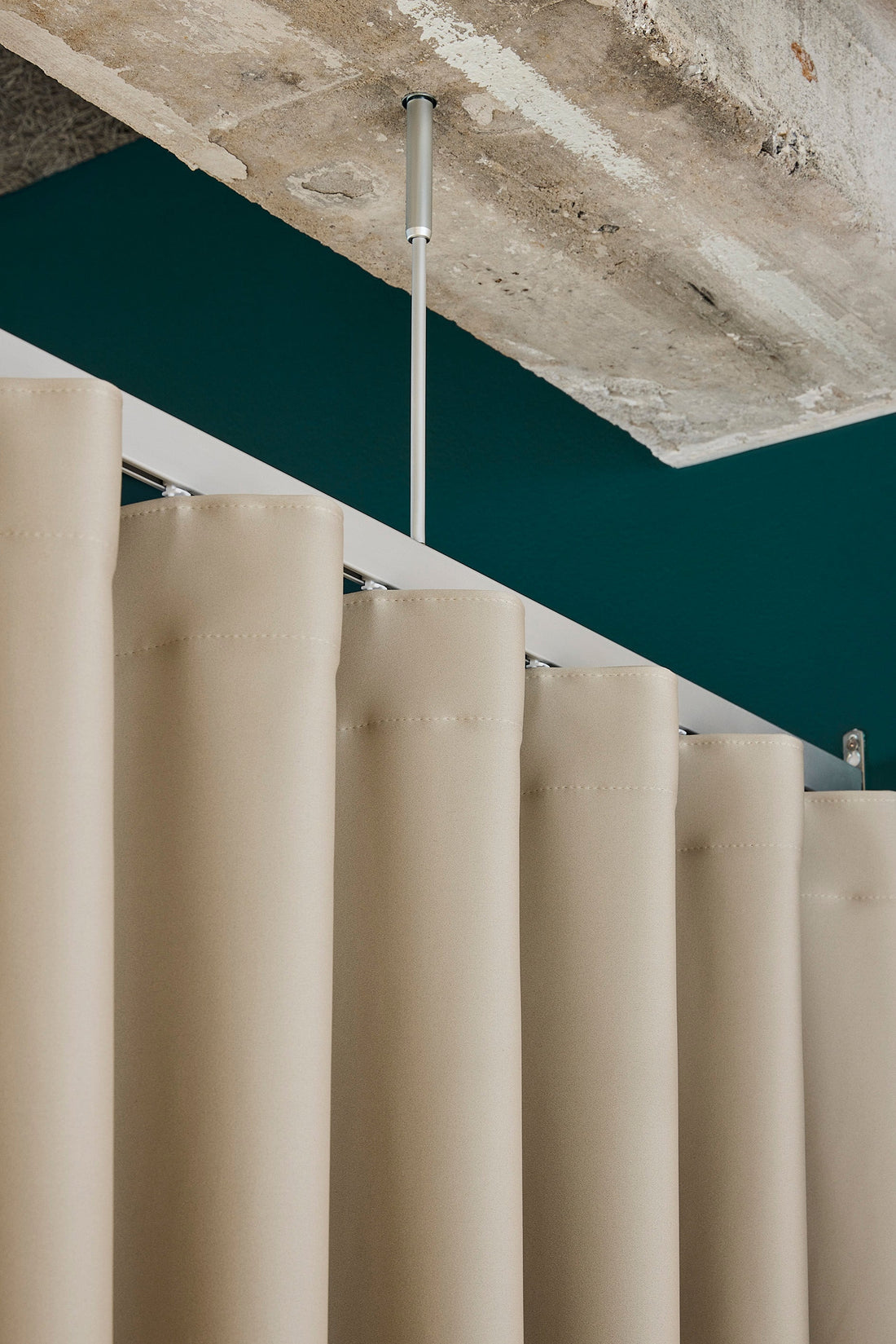 Super silver 5001 gardinskinner loftmonteret med loftstøttere i betong med beige wavegardin