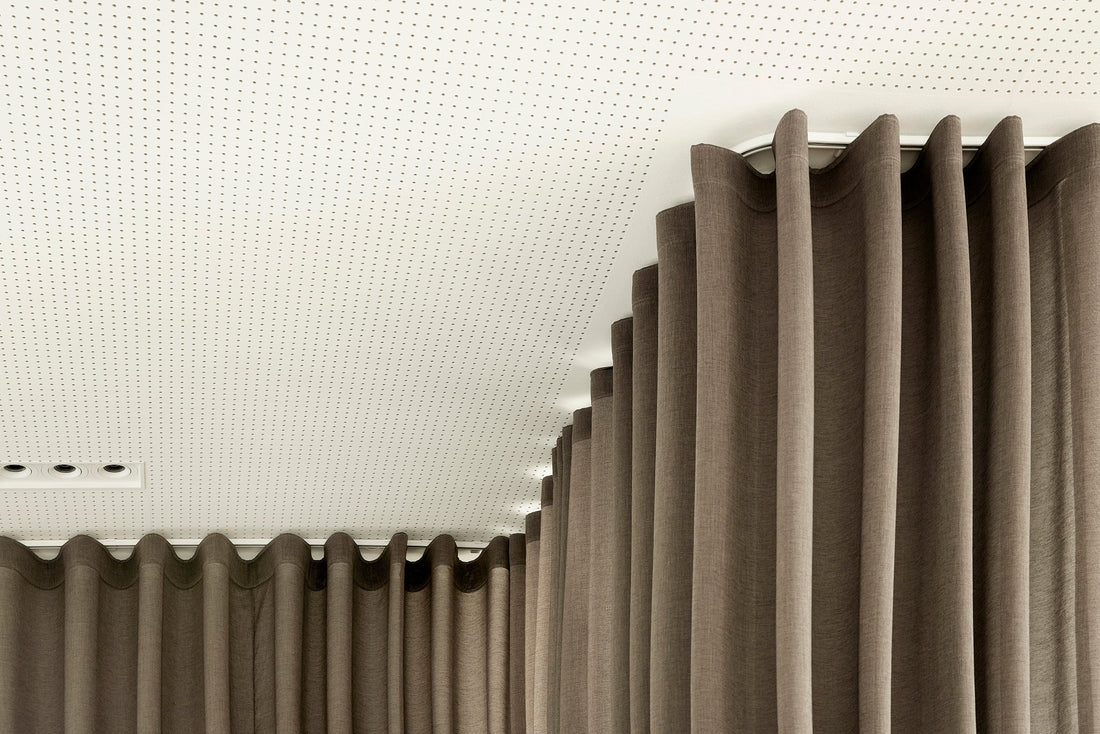 Z-formet loftmonteret hvid 1100 gardinskinne med brune wavegardiner