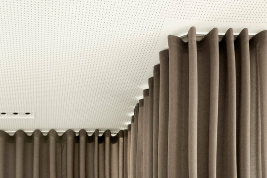 Z-formet loftmonteret hvid 1100 gardinskinne med brune wavegardiner