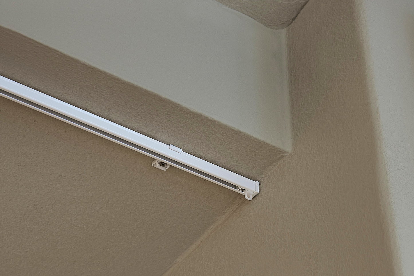 Hvid 1100 gardinskinne loft monteret 