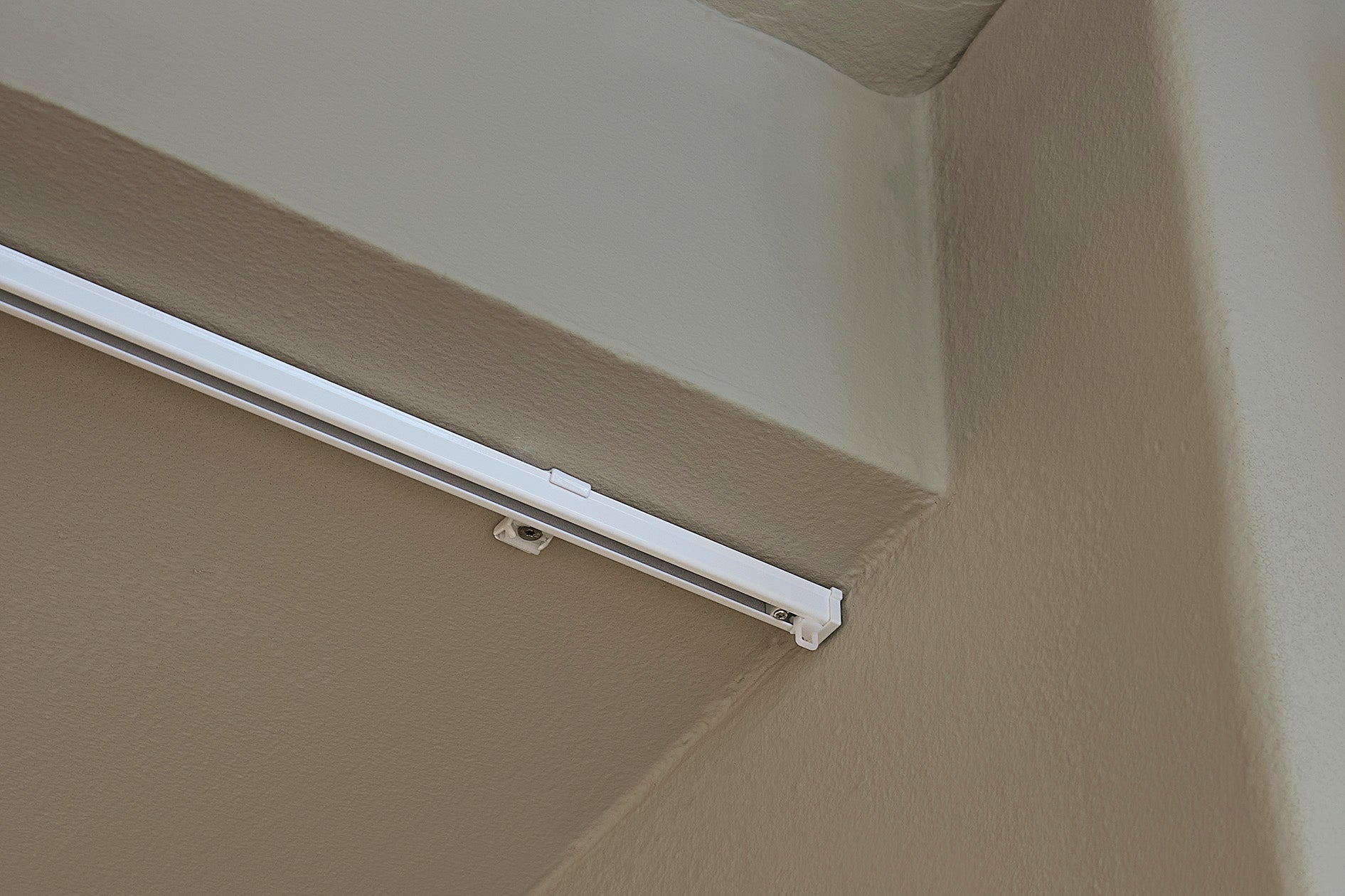 Hvid 1100 gardinskinne loft monteret 