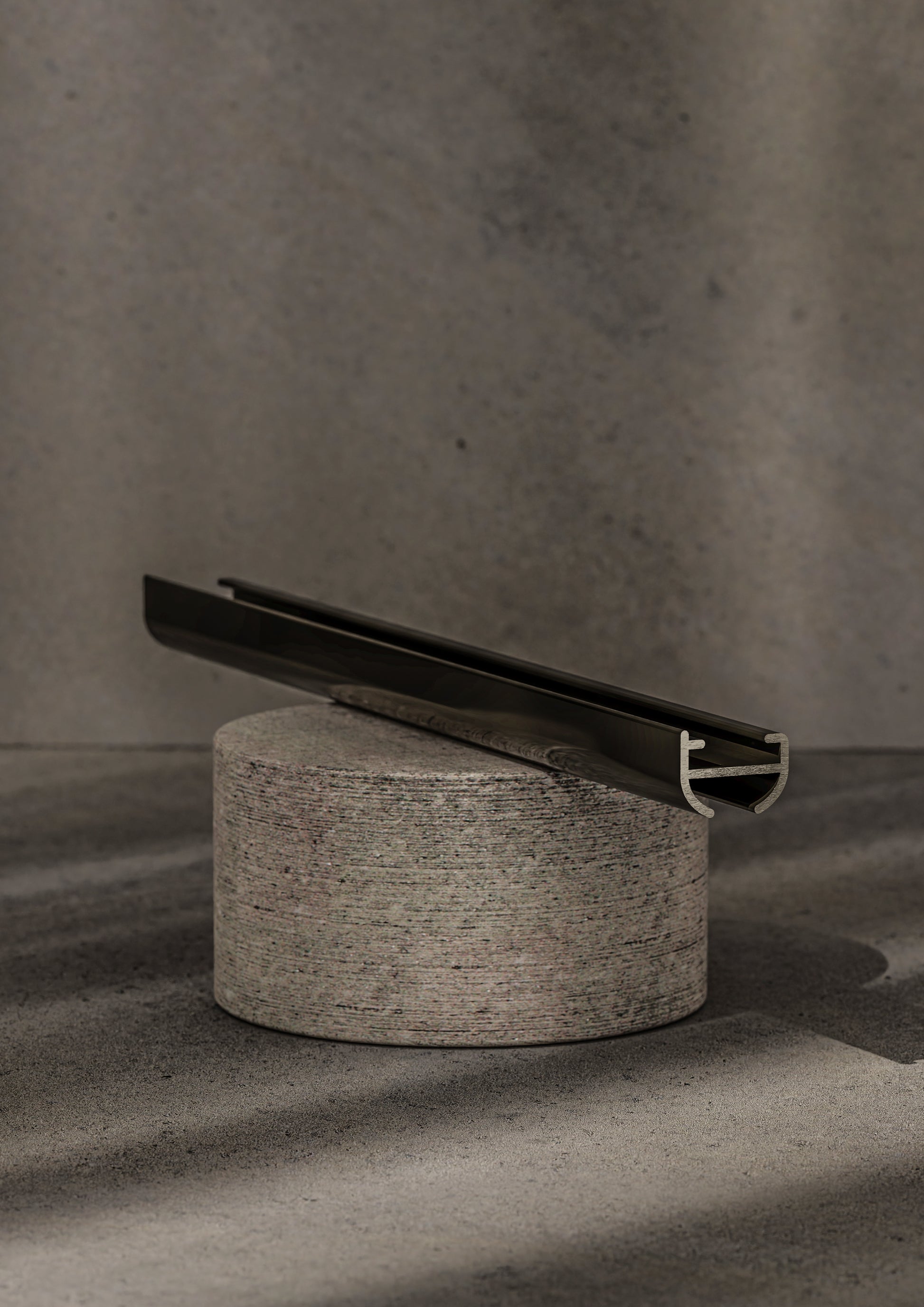 Sort gardinskinne til lette gardiner med rundet profil