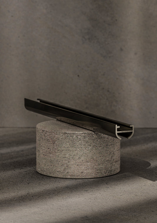 Sort gardinskinne til lette gardiner med rundet profil