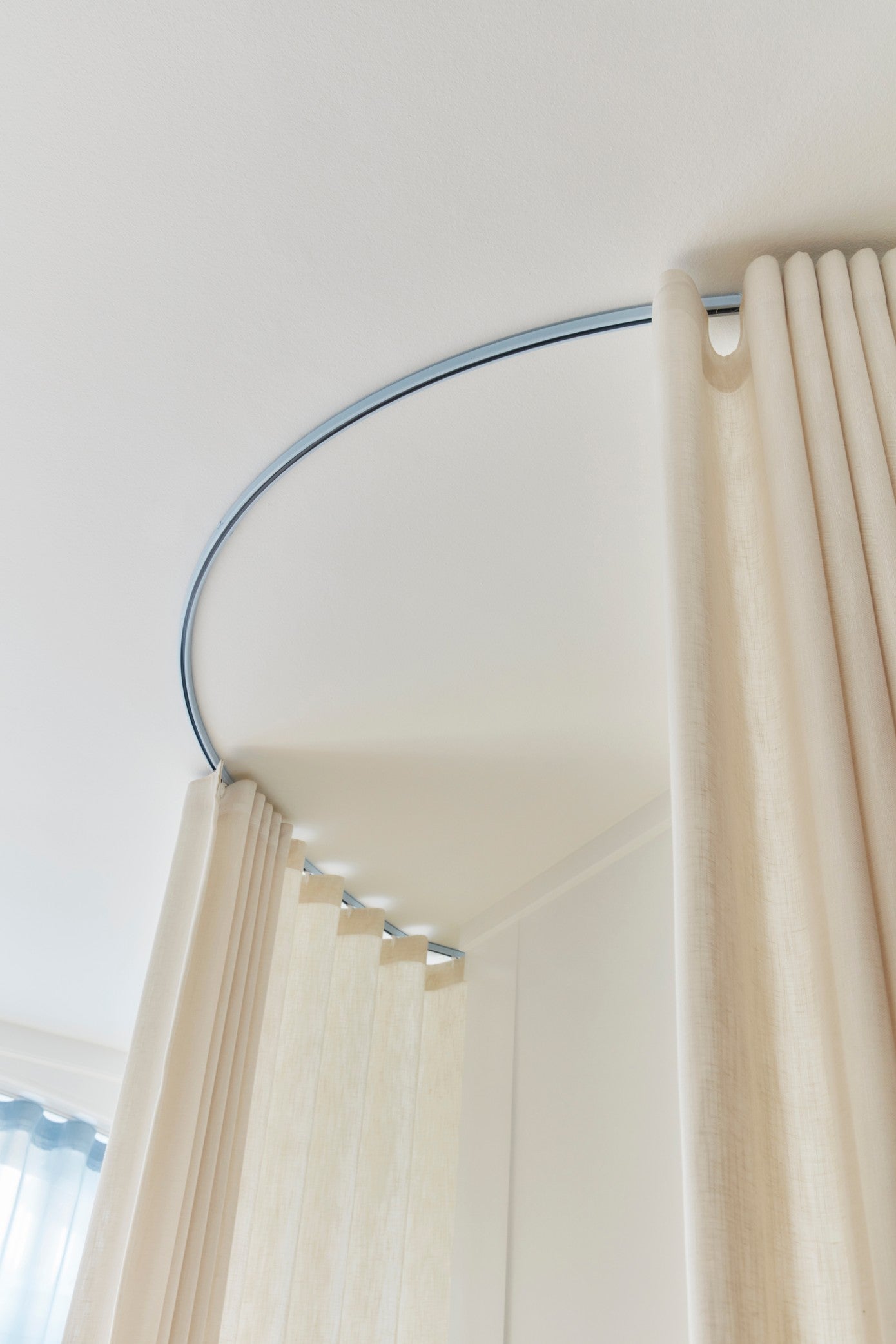Lyseblå valset 1100 gardinskinne loftmonteret med beige lounge gardiner 