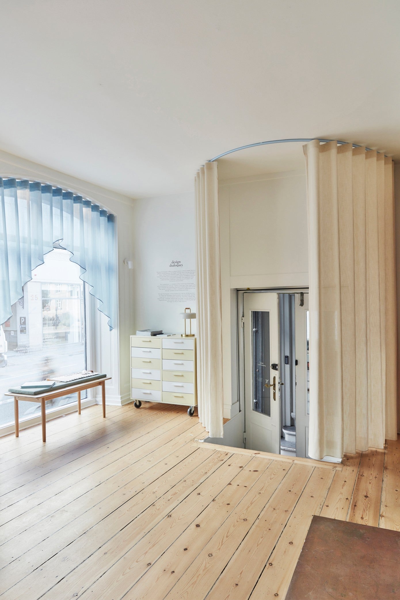 Lyseblå 1100 gardinskinne med hvid wavegardin og 520 gardinskinne buet og med lyseblå lounge gardin