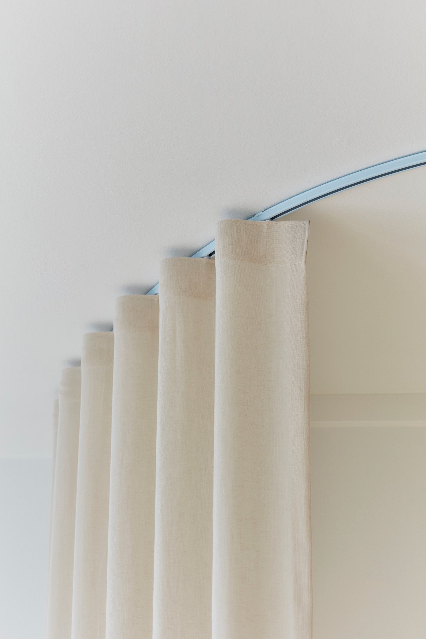 Valset lyseblå gardinskinne med beige lounge gardiner