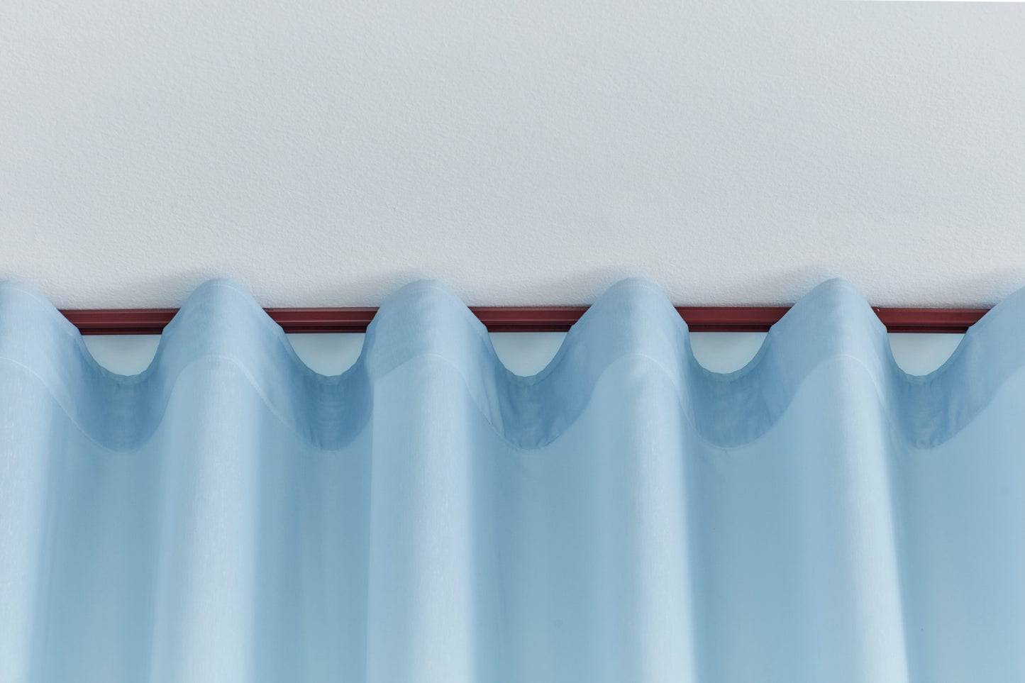 1100 gardinskinne i maroon/rød