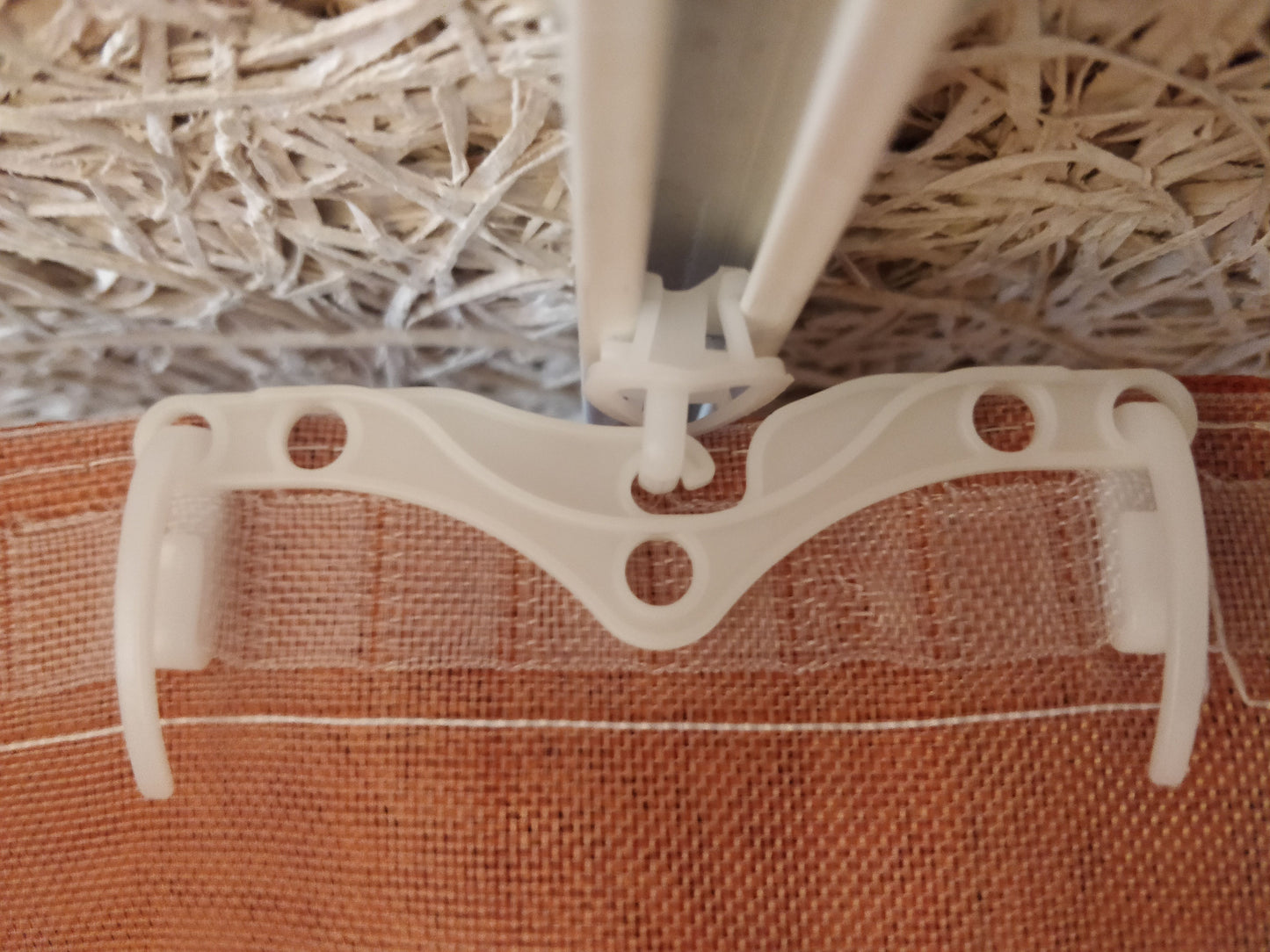 Loftmonteret hvid 520 skinne med hvid wavebøjle og wavestopper til orange wavegardin