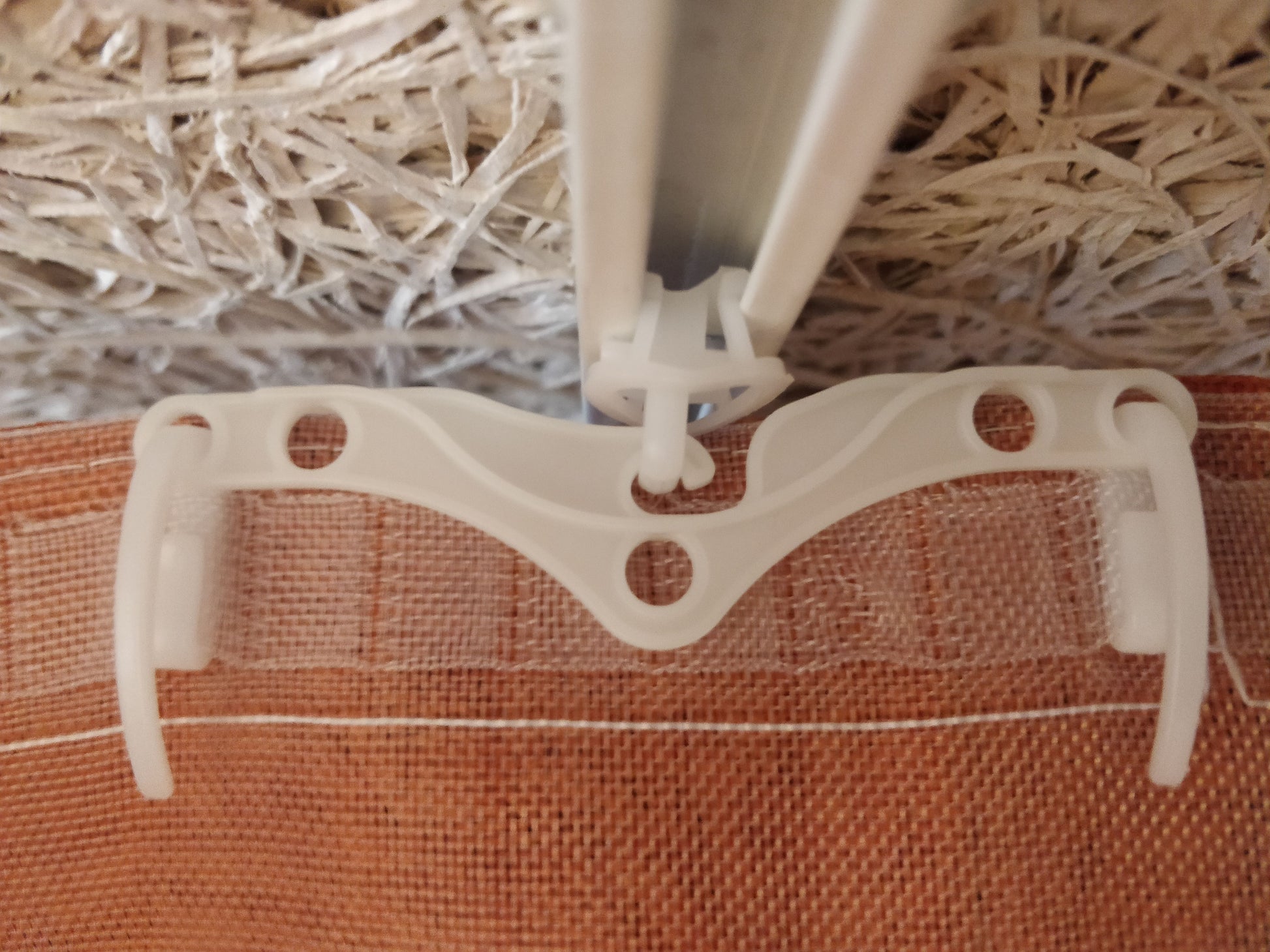 Loftmonteret hvid 520 skinne med hvid wavebøjle og wavestopper til orange wavegardin